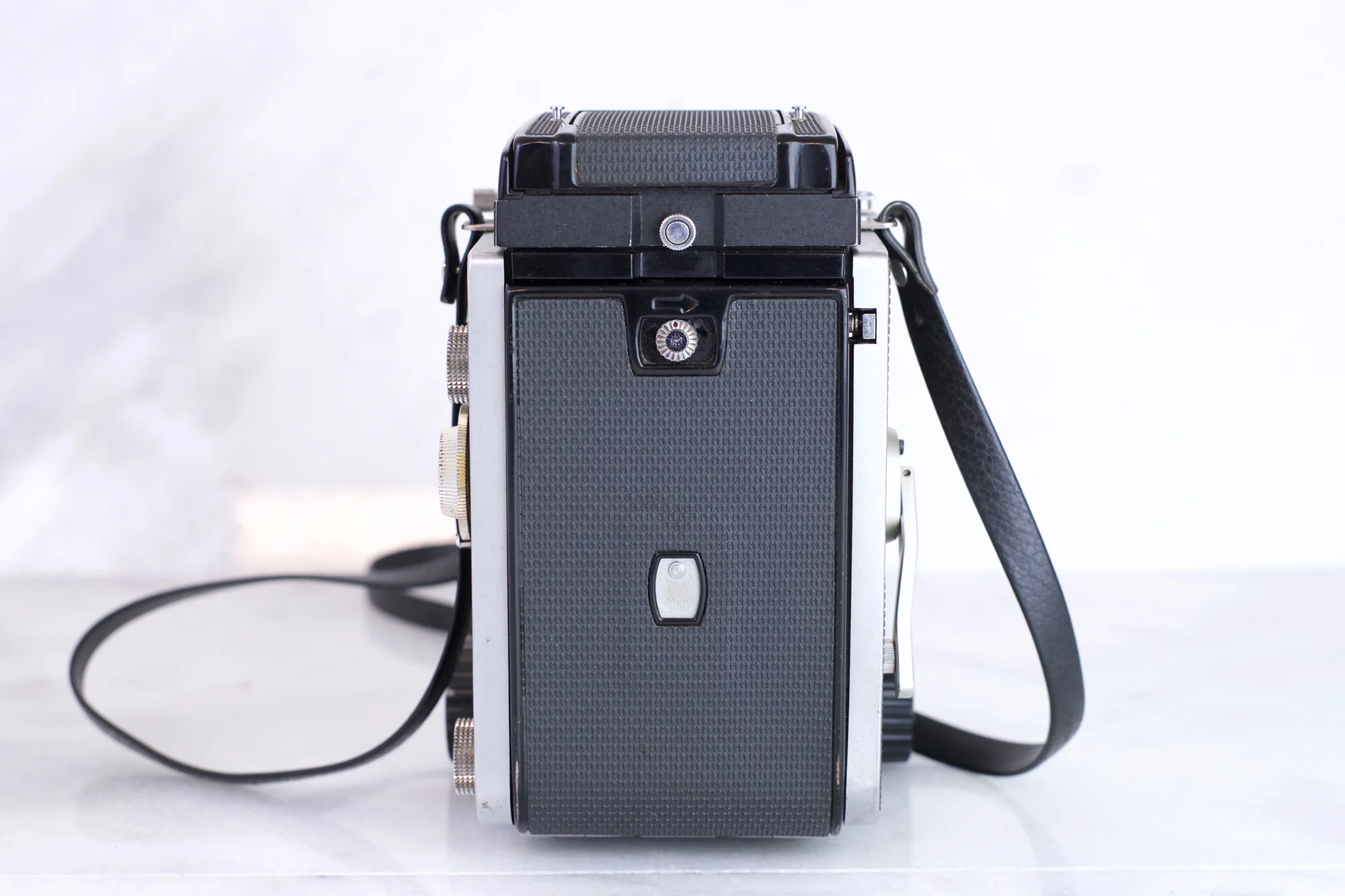 フィルムカメラ MAMIYA C33 PROFESSIONAL 105mm F3.5 Mamiya C33 Camera Kit with 105mm f3.5 Lens | Blue Moon Camera